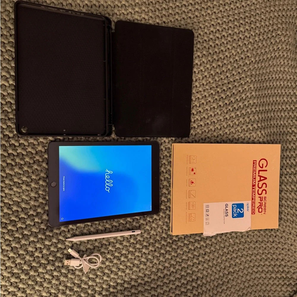 Apple iPad 8th gen 32GB Space Gray Bundle